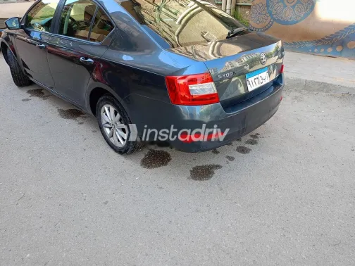 سكودا اوكتافيا A7 2015 رمادي غامق مستعملة للبيع - 4