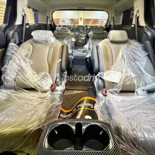 كيا كارنفال 2025 أبيض مستعملة للبيع - 2