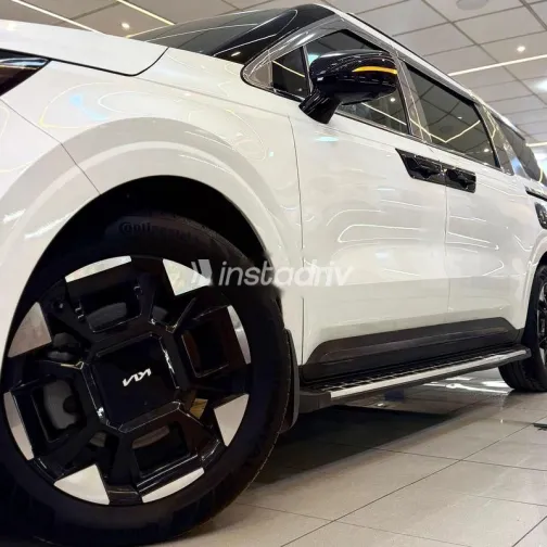 كيا كارنفال 2025 أبيض مستعملة للبيع - 9