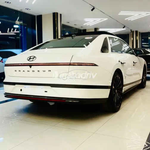 Hyundai Azera 2023 White Used for Sale - 5