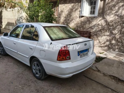 هيونداي فيرنا 2010 أبيض مستعملة للبيع - 3