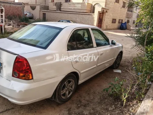 هيونداي فيرنا 2010 أبيض مستعملة للبيع - 4