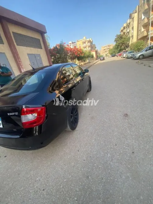 سكودا رابيد 2013 أسود مستعملة للبيع - 5