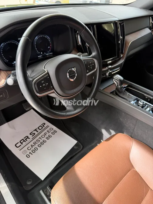 فولفو XC60 2021 أبيض مستعملة للبيع - 2