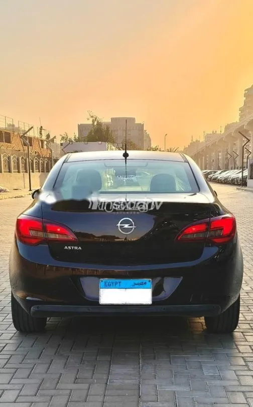 Opel Astra 2013 Brown Used for Sale - 6