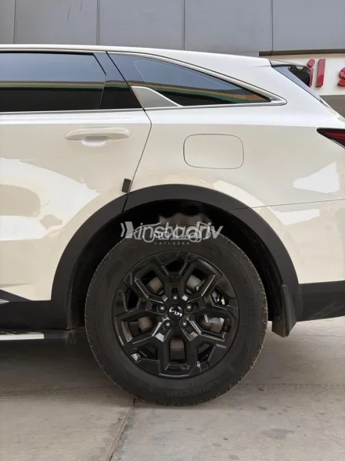 Kia Sorento 2025 White Used for Sale - 4