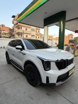 كيا سورينتو 2025 أبيض مستعملة للبيع