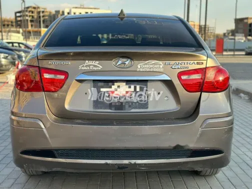 Hyundai Elantra 2018 Brown Used for Sale - 3