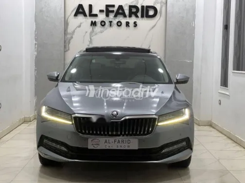 سكودا سوبيرب 2021 فضي مستعملة للبيع - 1