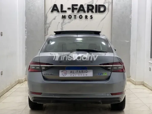 سكودا سوبيرب 2021 فضي مستعملة للبيع - 3