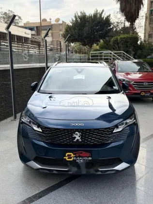 بيجو 3008 2022 أزرق غامق مستعملة للبيع