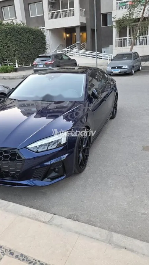 اودي A5 2022 أزرق غامق مستعملة للبيع - 2