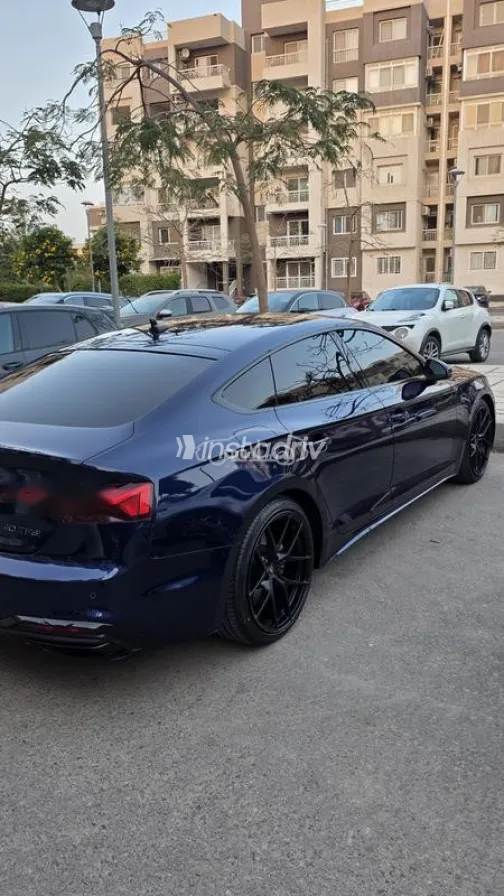 اودي A5 2022 أزرق غامق مستعملة للبيع - 4