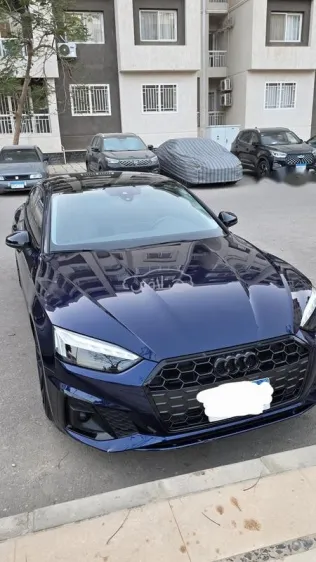 اودي A5 2022 أزرق غامق مستعملة للبيع