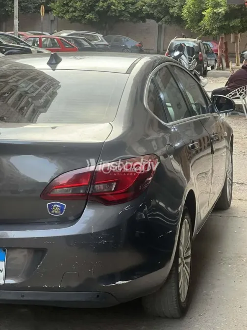 اوبل أسترا 2015 رمادي غامق مستعملة للبيع - 1