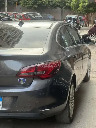 اوبل أسترا 2015 رمادي غامق مستعملة للبيع