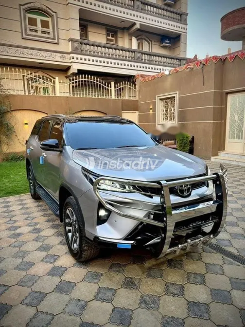 تويوتا فورتشنر 2025 فضي مستعملة للبيع - 1