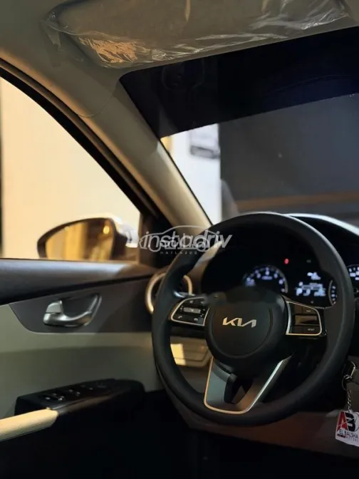 كيا K3 2024 فضي مستعملة للبيع - 3