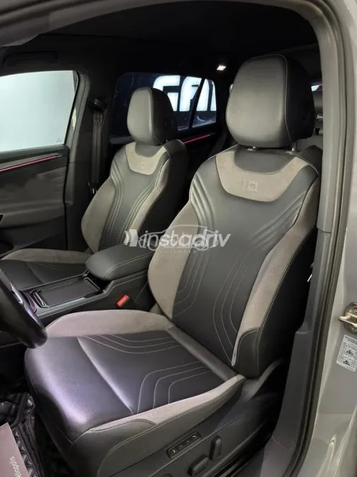 Volkswagen ID 4 2023 Gray Used for Sale - 4