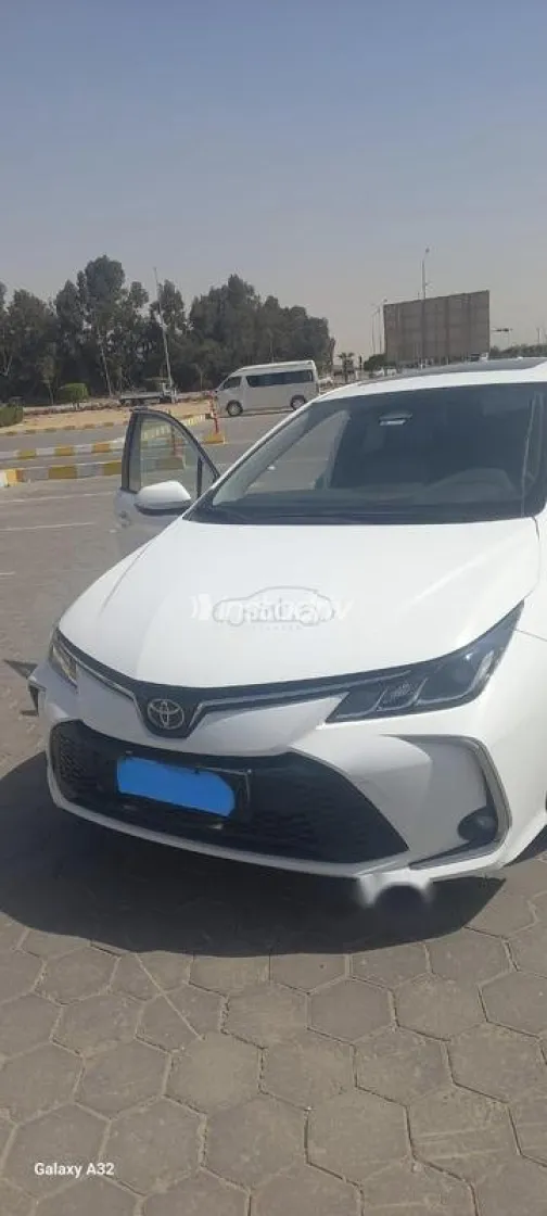 تويوتا كورولا 2023 أبيض مستعملة للبيع - 2