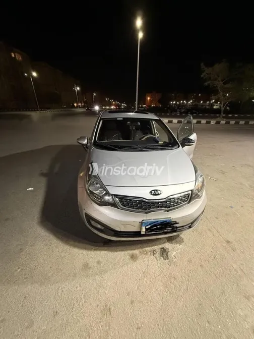 كيا ريو 2015 فضي مستعملة للبيع - 3