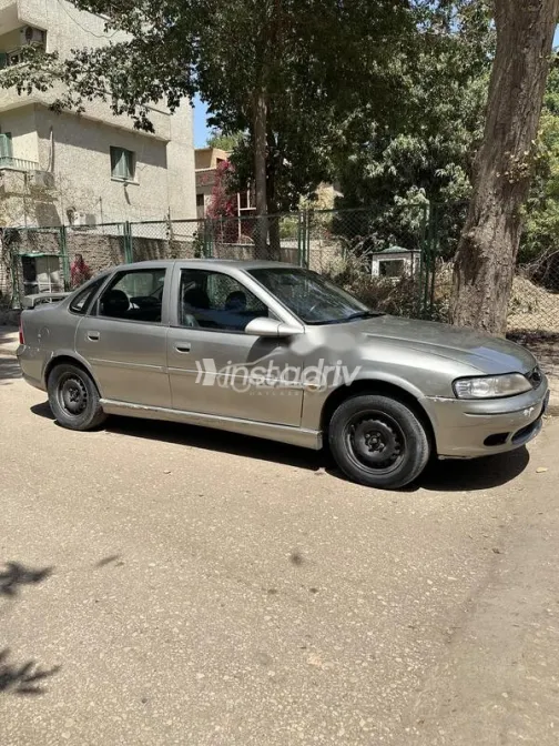 اوبل فيكترا 1996 برونزي مستعملة للبيع - 3