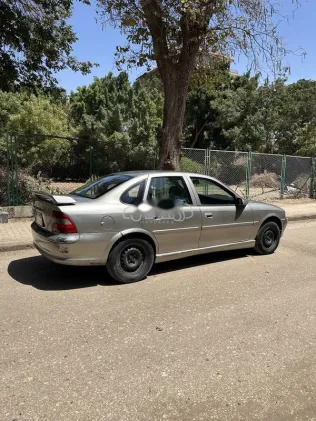 اوبل فيكترا 1996 برونزي مستعملة للبيع