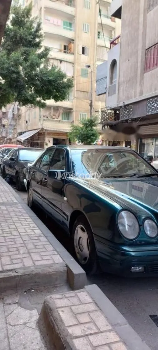 مرسيدس E 200 2000 أخضر غامق مستعملة للبيع - 3