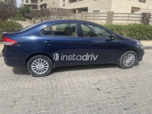 سوزوكى سياز 2022 أزرق غامق مستعملة للبيع - 2