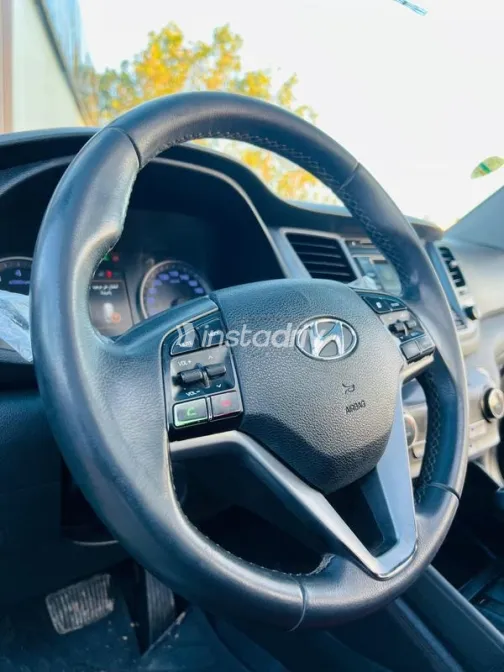 Hyundai Tucson 2017 White Used for Sale - 10