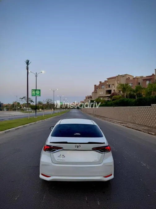 تويوتا كورولا 2021 أبيض مستعملة للبيع - 9