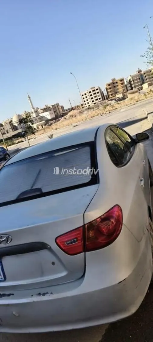 هيونداي إلنترا اتش دى 2010 فضي مستعملة للبيع - 2
