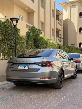 سكودا سوبيرب 2021 رمادي مستعملة للبيع