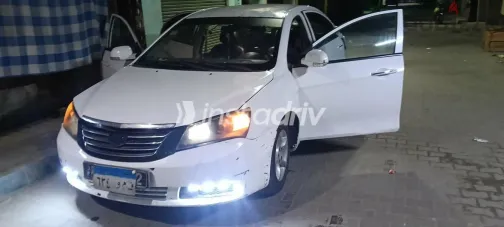 جيلي امجراند X7 2015 أبيض مستعملة للبيع - 2