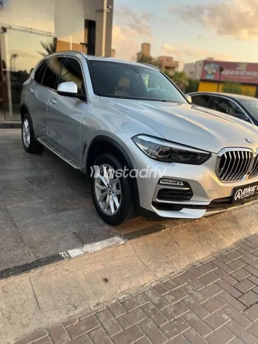 بي ام دبليو X5 2020 فضي مستعملة للبيع - 3