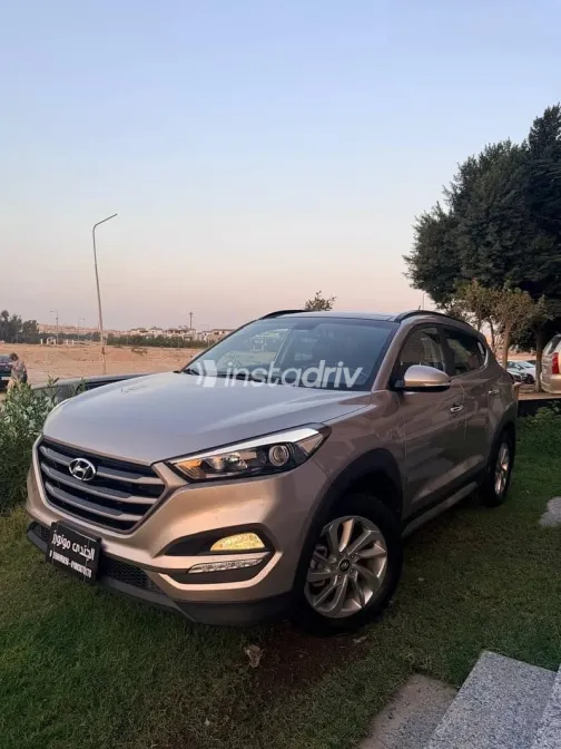 Hyundai Tucson 2018 Gold Used for Sale - 3