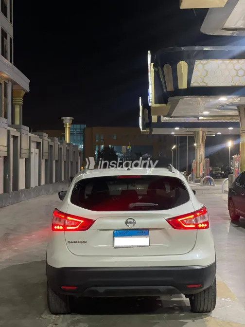Nissan Qashqai 2017 White Used for Sale - 3