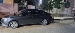 تويوتا ياريس 2014 رمادي غامق مستعملة للبيع