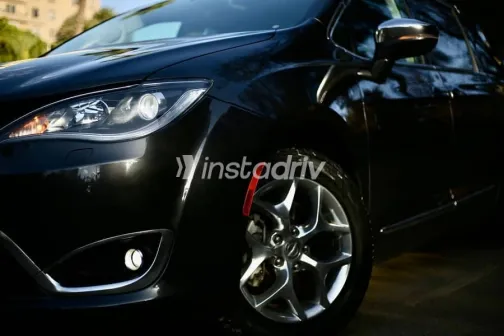 Chrysler Pacifica 2019 Gray Used for Sale - 1