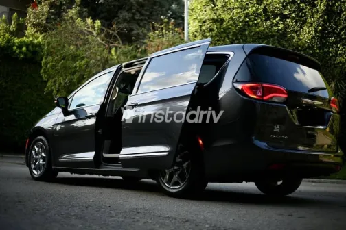 Chrysler Pacifica 2019 Gray Used for Sale - 2