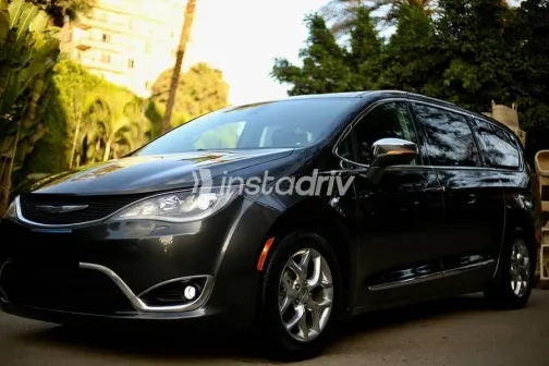 Chrysler Pacifica 2019 Gray Used for Sale - 3