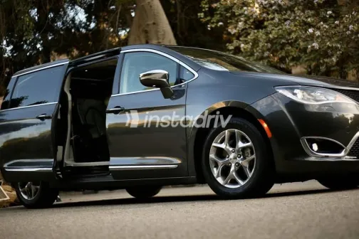 Chrysler Pacifica 2019 Gray Used for Sale - 4