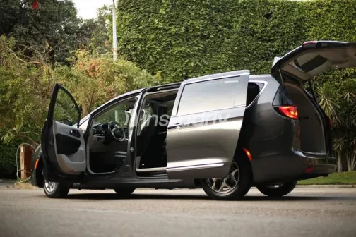 Chrysler Pacifica 2019 Gray Used for Sale - 8