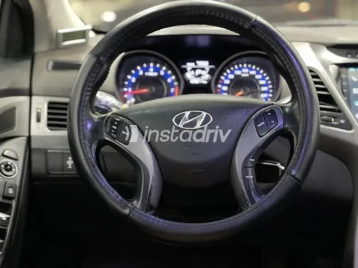 هيونداي إلنترا 2015 فضي مستعملة للبيع - 4
