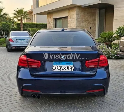 بي ام دبليو 320 2019 أزرق غامق مستعملة للبيع - 2