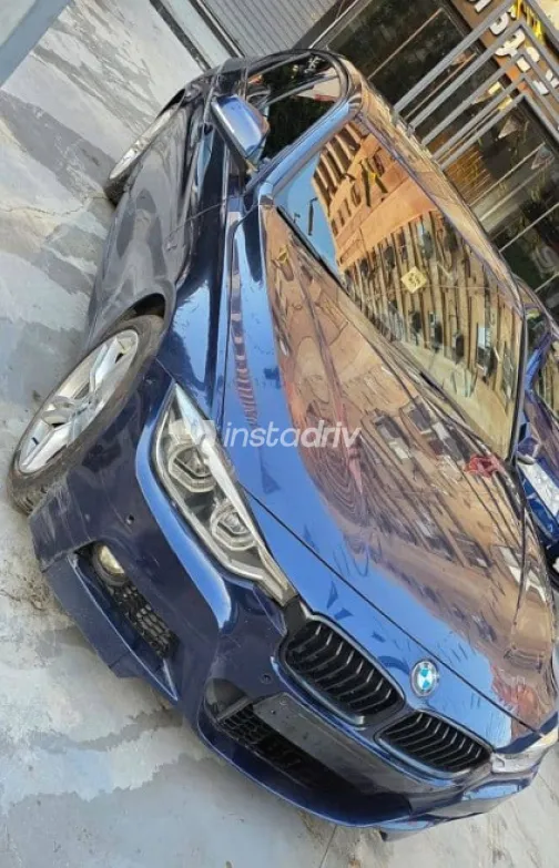 بي ام دبليو 320 2019 أزرق غامق مستعملة للبيع - 4