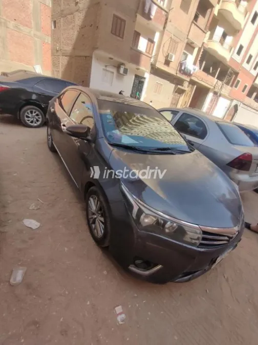 تويوتا كورولا 2015 فضي مستعملة للبيع - 4