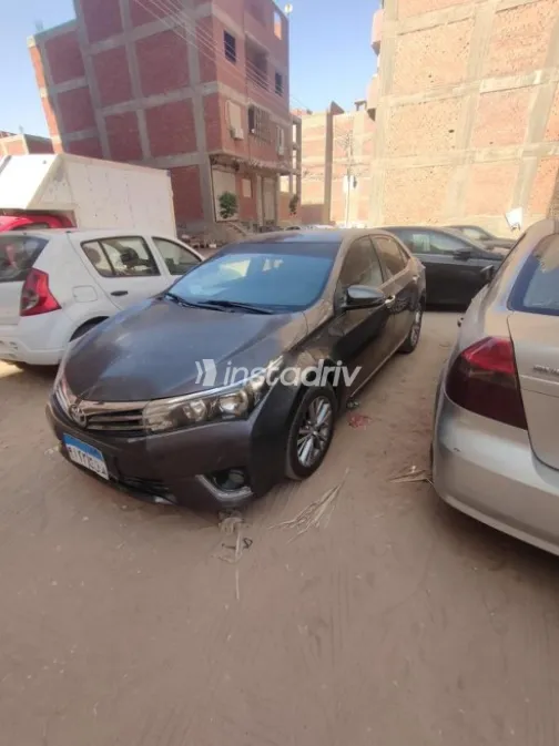 تويوتا كورولا 2015 فضي مستعملة للبيع - 5