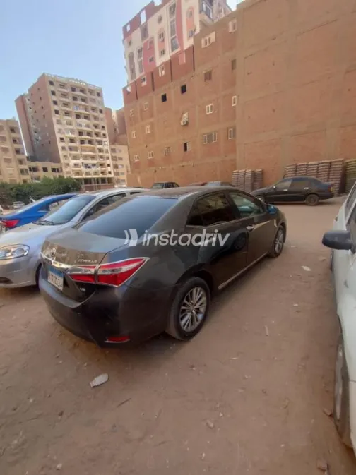 تويوتا كورولا 2015 فضي مستعملة للبيع - 7
