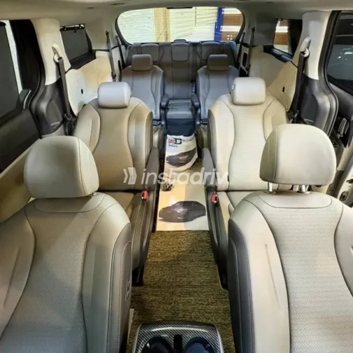 Kia Carnival 2024 Gray Used for Sale - 4